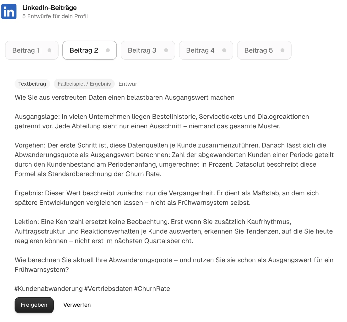 Fünf LinkedIn-Entwürfe zu einem Blogbeitrag, geöffnet ist Beitrag 2 mit den Schaltflächen Freigeben und Verwerfen